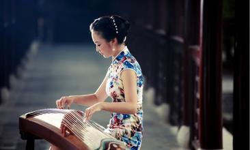 弹古筝