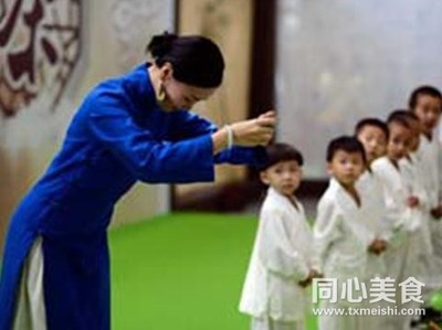 恭恭敬敬