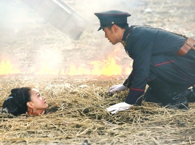 于此